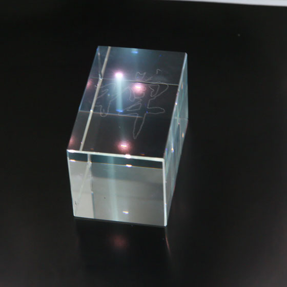Hochleistungs-355-nm-Ultraviolettlaser, der Kristall 3D-Wort graviert